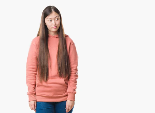 Jovem Chinês Mulher Sobre Isolado Fundo Vestindo Esporte Sweathshirt Sorrindo — Fotografia de Stock