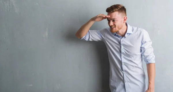 Joven Pelirrojo Hombre Negocios Sobre Gris Pared Grunge Muy Feliz —  Fotos de Stock