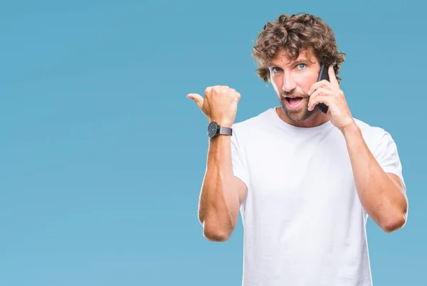 Stilig Spansktalande Man Modell Talar Smartphone Över Isolerade Bakgrund Pekar — Stockfoto