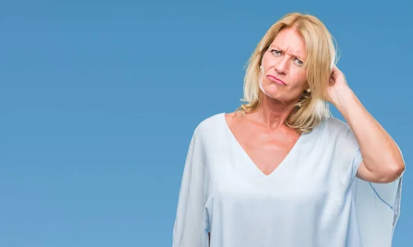 Blonde Geschäftsfrau Mittleren Alters Mit Isoliertem Hintergrund Verwirrt Und Wundert — Stockfoto