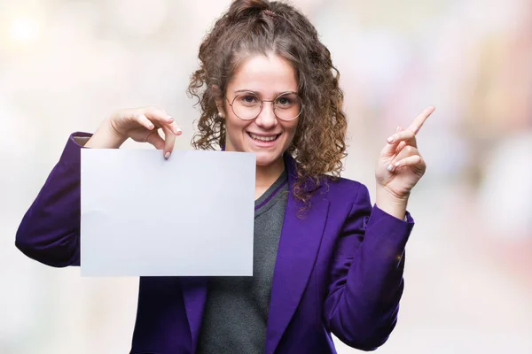 Unga Brunett Student Tjej Bära Skoluniform Hålla Blankt Papper Över — Stockfoto