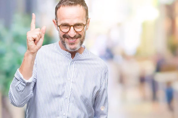 Uomo Anziano Hoary Mezza Età Indossando Occhiali Sfondo Isolato Puntando — Foto Stock