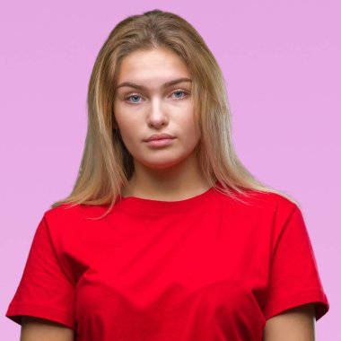 Yüzünde ciddi bir ifade ile izole arka plan üzerinde beyaz kadın. Basit ve doğal kameraya bakıyor.