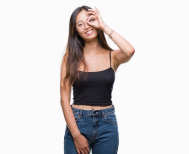 Gülümseyen, parmakları ile mutlu yüz üzerinden seyir göz el ile ok jest yapıyor izole arka plan üzerinde gözlük takan Genç Asyalı kadın.