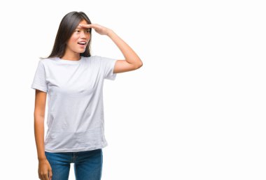 Genç Asyalı kadın izole arka plan çok mutlu ve gülümseyen uzakta el ile üzerine kafa seyir üzerinde. Arama kavramı.