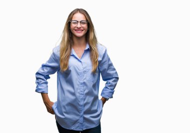 Yüzünde mutlu ve güzel bir gülümseme ile izole arka plan üzerinde gözlük takan genç güzel sarışın iş kadını. Şanslı kişi.