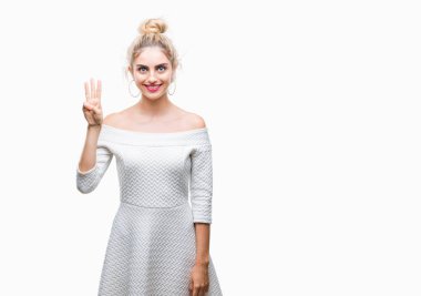 Genç güzel sarışın ve mavi gözlü kadın yüzünden arka plan gösteren izole ve parmakları ile işaret kendinden emin ve mutlu gülümseyerek iken üçüncü.