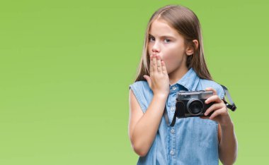 Genç güzel kız alma fotoğraflar için hata izole arka kapak ağız elle utanç ile şok üzerinde vintage fotoğraf makinesi kullanma, korku, ifade korkuyor sessizlik içinde gizli kavramı
