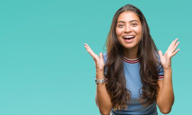 Genç güzel Arap kadın deli kutluyor ve silah ile başarı için heyecanlı çığlık kaldırdı ve açık gözleri hayret izole arka plan yüzünden. Kazanan kavramı