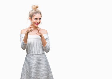 Genç güzel sarışın ve mavi gözlü kadın kamera ile mutlu ve komik yüz için parmakları işaret izole arka plan yüzünden. İyi enerji ve vibes.