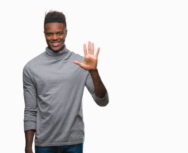 Gösterilen ve parmakları ile işaret izole arka plan üzerinde genç Afro-Amerikan adam kendinden emin ve mutlu gülümseyerek süre beş numara.