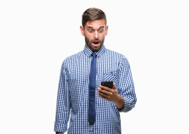 Arka plan bir sürpriz yüz, korkuyor ve heyecanlı korku ifadesi ile şok korkmuş genç atlatmışsınız adam manifatura üzerinden Smartphone kullanarak ileti gönderme izole