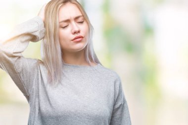 Sarışın genç kadın izole arka plan üzerinde yanıltır ve soru hakkında merak ediyorum. Şüphe, kafasına el ile düşünme ile belirsiz. Dalgın kavramı.