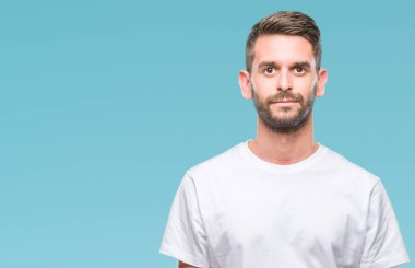 Yakışıklı delikanlı yüzünde ciddi bir ifade ile izole arka plan üzerinde. Basit ve doğal kameraya bakıyor.