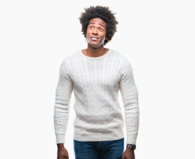 Afro Amerikalı adam görünümlü yan ve dik dik bakma uzağa düşünce gülümseyen izole arka plan üzerinde.