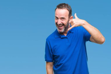 Orta yaş ağarmış komuta sizde yapıyor gülümseyen izole arka plan üzerinde telefon hareketi ile el ve parmak telefonda konuşuyor gibi. Kavramları iletişim.