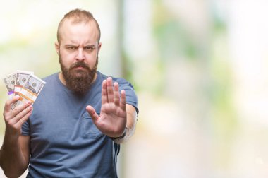 Genç hipster adam holding grup izole arka plan açık eliyle dur işareti ciddi ve kendine güvenen ifade, savunma hareketi ile yapmak para