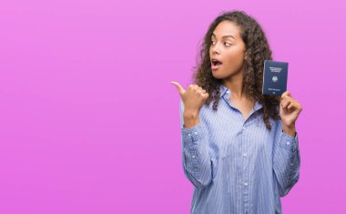 İşaret ve başparmak kadar mutlu yüz gülümseyen tarafı ile gösterilen Almanya pasaportu tutan genç İspanyol kadın