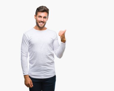 Yakışıklı delikanlı arıyor ve başparmak yanında yukarıyı mutlu yüz ile gülümseyen izole arka plan üzerinde.