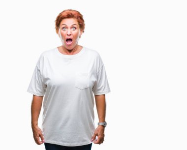 Atrractive üst düzey beyaz Kızıl saçlı kadın izole arka plan korkuyor ve sürpriz ifade, korku ve heyecan yüz ile şok yüzünden.