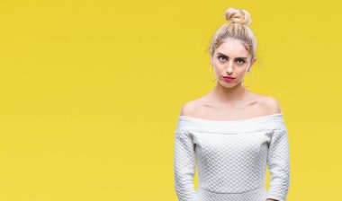 Genç güzel sarışın ve mavi gözlü kadın yüzünden depresyona izole arka plan ve sıkıntı, kızgın ve korkmuş ağlıyor için endişe. Üzgün ifade.