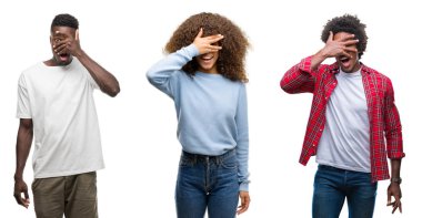 Afro-Amerikan grup izole arka yüz ve gözler el ile kapsayan şok bakmak üzerinde parmak utanç ifadesi ile üzerinden baktığımda insan kolaj.