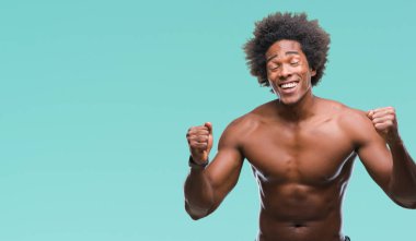 Afro Amerikalı gömleksiz adam çıplak vücut izole arka plan üzerinde silah ile başarı için heyecanlı gösterilen zafer kutluyor gülümseyen kaldırdı. Kazanan kavramı.