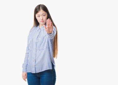 Elin avuç durağı şarkı yapıyor izole arka plan üzerinde Genç Çinli kadın. Negatif ve ciddi bir jest yüz ifadesiyle uyarı.