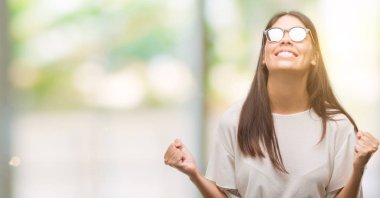 Duygu tezahürat genç güzel İspanyol gurur çığlık ve zafer ve başarı çok heyecanlı, kutluyor güneş gözlüğü takıyor