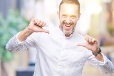 Orta yaş ağarmış komuta sizde yüzünde gülümseme ile kendinden emin görünüyorsun, kendini gururlu ve mutlu parmakları ile işaret izole arka plan üzerinde.