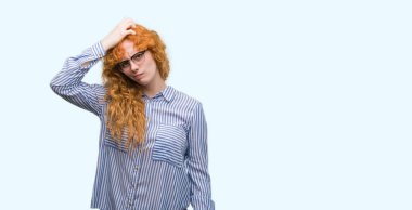 Genç redhead bussines kadın yanıltır ve soru hakkında merak ediyorum. Şüphe, kafasına el ile düşünme ile belirsiz. Dalgın kavramı.