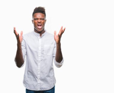 Genç Afro-Amerikan adam kızgın ve silah ile başarı için deli kutluyor izole arka plan üzerinde kaldırdı ve heyecanlı çığlık gözler kapalı. Kazanan kavramı