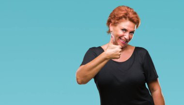 Atrractive üst düzey beyaz Kızıl saçlı kadın hareketi el ile mutlu yaşasın yapıyor izole arka plan yüzünden. Kameraya bakarak başarı gösteren ile ifade onaylama.