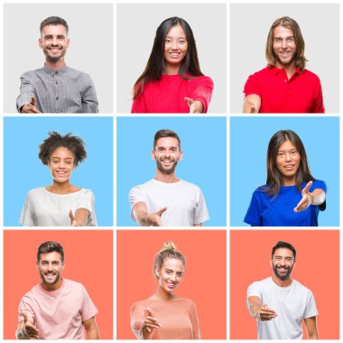 Kolaj grup olarak tebrik ve konuksever dost sunan karşılıklı gülümseyen renkli izole arka plan üzerinde genç insan. Başarılı iş.