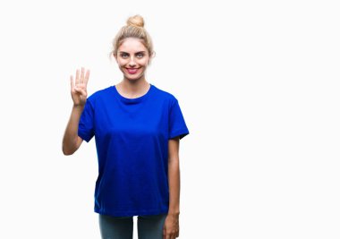 Gösterilen ve parmakları ile işaret izole arka plan üzerinde mavi t-shirt giyen genç güzel sarışın ve mavi gözlü kadın kendinden emin ve mutlu gülümseyerek süre dört numara.
