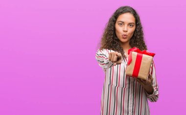 Bugünkü kamerayı ve size parmak ile işaret tutan aşık genç İspanyol kadın, el işareti, pozitif ve kendinden emin bir jest ön