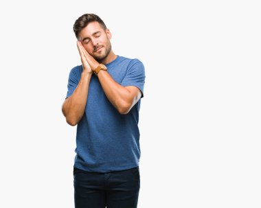 Yakışıklı delikanlı uyku yorgun hayal ve ellerle birlikte poz ile kapalı gözler gülümseyen izole arka plan üzerinde.