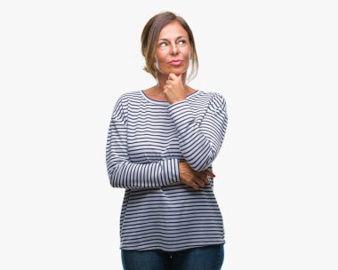 Orta yaş İspanyol kadın kıdemli emin çapraz kollar ve çeneme kaldırdı el ile gülümseme ile kameraya bakarak izole arka plan üzerinde. Pozitif düşünce.