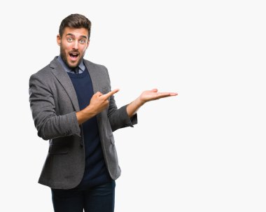 Genç yakışıklı iş adamı üzerinden hayran ve el ile sunulması ve parmak ile işaret ederken kameraya gülümseyen izole arka plan.