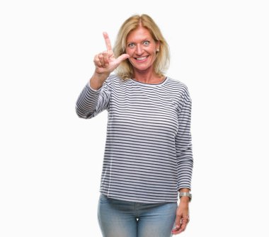 Orta yaş sarışın kadın gösterilen ve parmakları ile işaret izole arka plan yüzünden kendinden emin ve mutlu gülümseyerek ise ikinci.