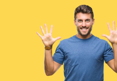 Yakışıklı delikanlı gösterilen ve parmakları ile işaret izole arka plan üzerinde kendinden emin ve mutlu gülümseyerek süre on numara.