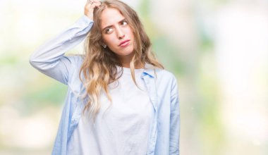 İzole arka plan üzerinde sarışın güzel genç kadın yanıltır ve soru hakkında merak ediyorum. Şüphe, kafasına el ile düşünme ile belirsiz. Dalgın kavramı.