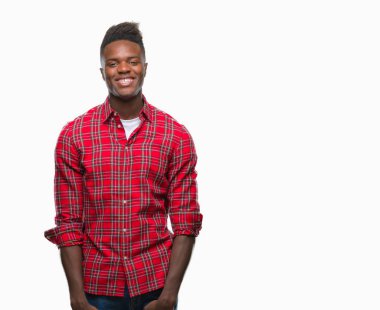 İzole arka plan ile bir mutlu ve güzel genç Afro-Amerikan adam yüzünde gülümseme. Şanslı kişi.