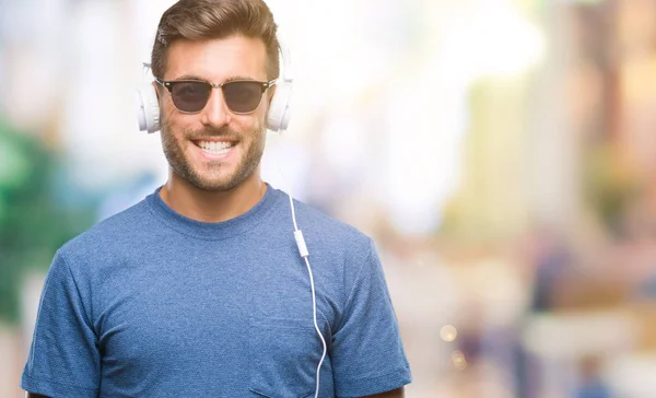 Joven Hombre Guapo Con Auriculares Escuchando Música Sobre Fondo Aislado —  Fotos de Stock