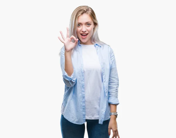 Mujer Rubia Joven Sobre Fondo Aislado Sonriendo Positiva Haciendo Signo — Foto de Stock