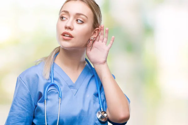 Mladá Blondýna Chirurg Doktor Žena Izolované Pozadí Úsměvem Rukou Přes — Stock fotografie