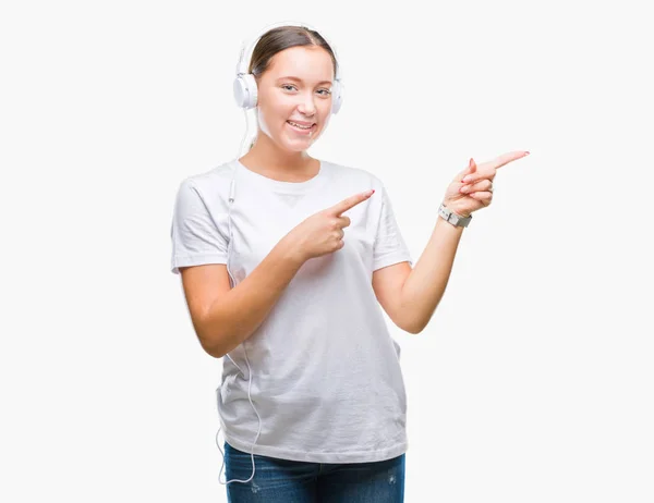 여성이 손가락으로 가리키는 카메라 헤드폰을 음악을 — 스톡 사진