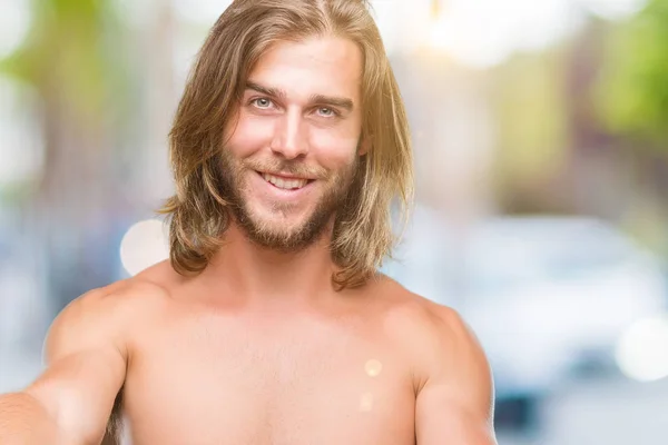 Genç Yakışıklı Gömleksiz Adam Uzun Saçlı Seksi Vücut Sarılmak Için — Stok fotoğraf