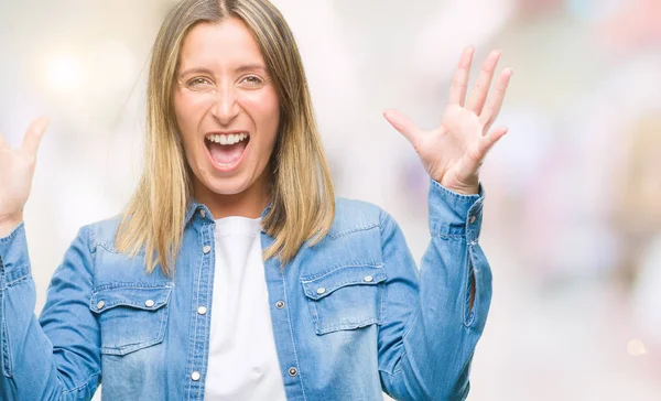 Junge Schöne Frau Über Isolierten Hintergrund Feiert Verrückt Und Erstaunt — Stockfoto