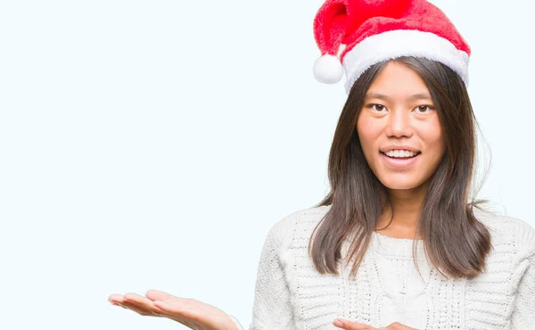 Jeune Femme Asiatique Portant Chapeau Noël Sur Fond Isolé Étonné — Photo